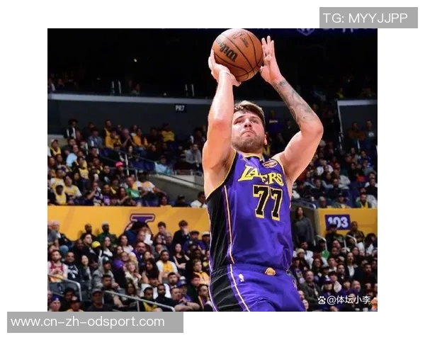 詹姆斯本赛季表现低迷球权到手立刻传给东契奇